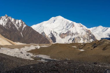 Baltoro Buzulu, Concordia kampı arkasında Baltoro Kangri dağ, 