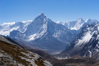 Ama Dablam dağ manzaralı Çola üzerinden geçmek, Everest bölgesi, Nepal