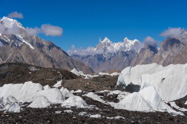 Baltoro buzul Paiju tepe arka plan, K2 trek, Pakistanlı ile takılır buz