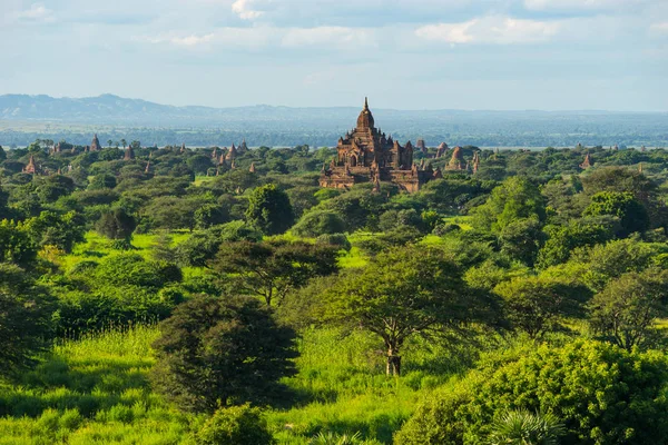 Bagan pagoder fältet greeny säsongen, Mandalay, Myanmar — Stockfoto
