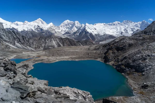 Vackra sjön med Makalu peak bakgrund, Kongma la passera, Ever — Stockfoto