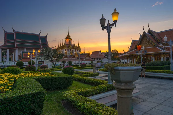 Wat Ratchanaddaram e Loha Prasat, marco da cidade de Bangkok em — Fotografia de Stock