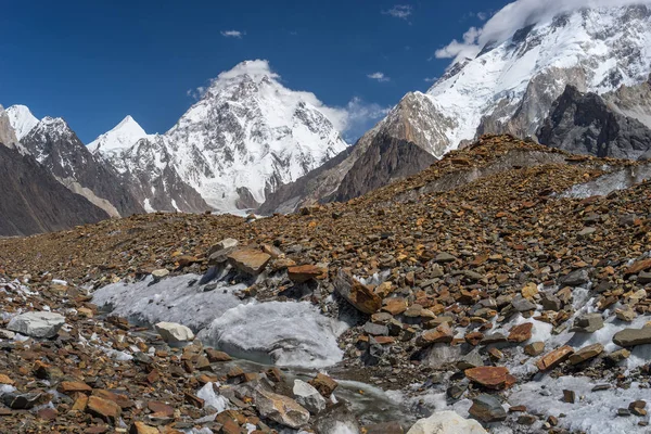 Montaña K2 con nieve en la cima y glaciar Baltoro, K2 trek, Pakis — Foto de Stock