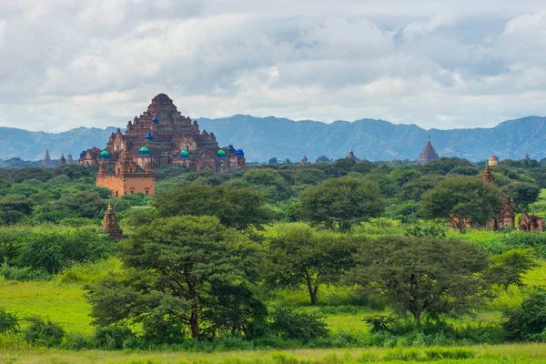 Dhammayangyi pagoda rekonstrukció után földrengés, Bagan, ember — Stock Fotó