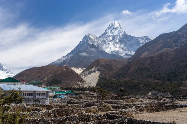 Pangboche köyün önünde Ama Dablam Dağı, Everest regio — Stok fotoğraf