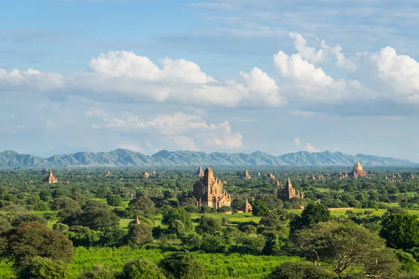Pagodenfeld bei Bagan, Bagan ist eine antike Stadt mit tausenden t — Stockfoto