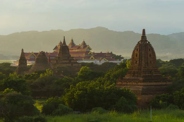 Bagan urgamla pagoder på solnedgången, Mandalay region, Myanmar — Stockfoto