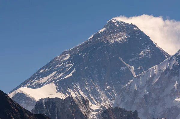 Everest mountain peak i tydligt dag, Everest regionen, Nepal — Stockfoto