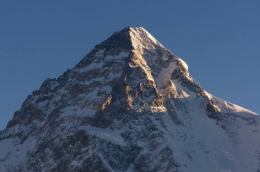 Bir sabah, K2 trek, Pakistan'dan K2 dağ tepe üzerine güneş ışığı