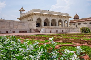 Güzel mimari Agra kale için bahçede, Agra, Hindistan