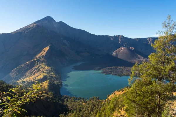 Paesaggio di montagna vulcano Rinjani al mattino, Lombok, In — Foto Stock