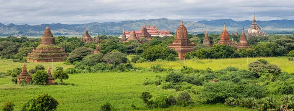 Blick auf das Pagodenfeld in der heidnischen antiken Stadt Mandalay, — Stockfoto