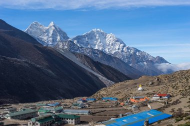 Dingboche Köyü ve Kangtega dağ tepe bir sabah, Evere