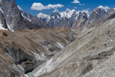 Baltoro Creavase clacier Paiju en yüksek arka plan ile K2 trek,