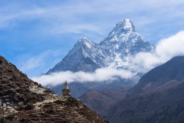 Tibet stupa ve Ama Dablam dağ tepe, Everest bölgesi