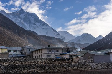 Bir sabah Lhotse Dağı arka plan ile Dingboche köyünde, 