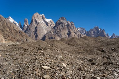 Aile, K2 trek, Pakistan'dan kule büyük Trango kule cliff ve Trango