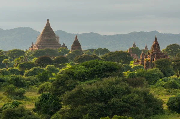 Ruin och urgamla pagoder i Bagan i solnedgången, Mandalay, Myanmar — Stockfoto