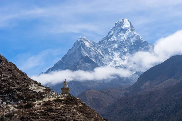 Tibet stupa ve Ama Dablam dağ tepe, Everest bölgesi