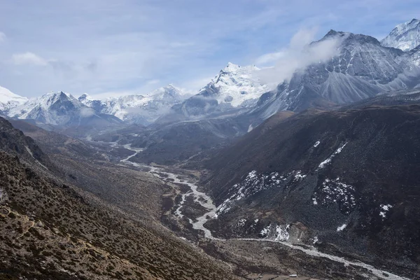 Paisaje de la cordillera del Himalaya en el pueblo de Dingboche, Ever —  Fotos de Stock