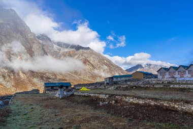Bir sabah, Everest bölgesi, Nepal köyde Lumde