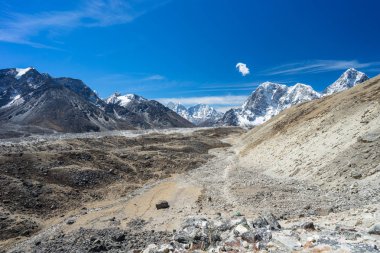 Himalaya dağ manzarası ve herhangi bir zamanda merkez kampına, Nepa iz