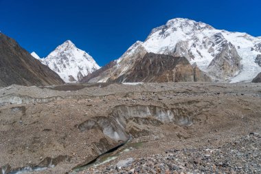Baltoro Buzulu, K2 trek, Pakistan'dan arkasında dağ K2 ve Broadpeak