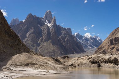 Uli Biafo tepe arkasında Baltoro buzul ve göl, K2 trek, Pakista