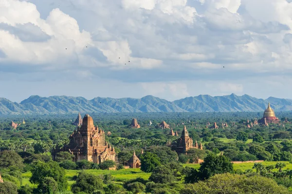 Heidnische Pagoden und Kloster nach Erdbeben, Mandalay, Myanmar — Stockfoto