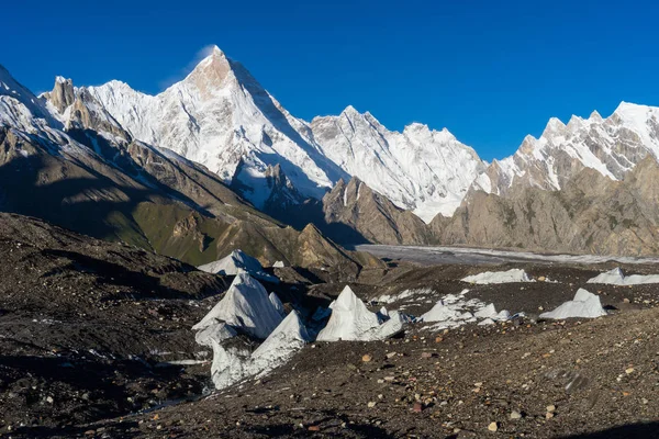 Pico de montaña Masherbrum o K1 en el campamento Goro II, K2 trek, Pakista — Foto de Stock