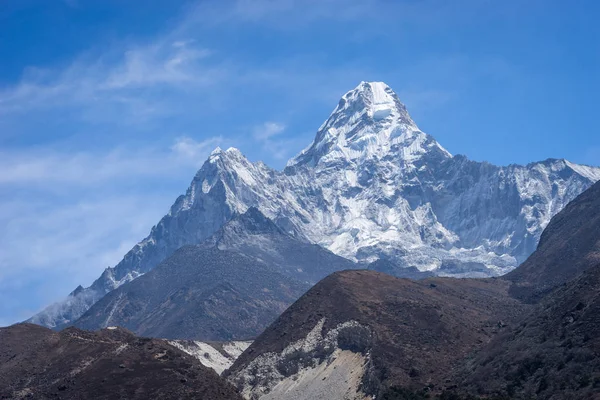 Ama Dablam mountain peak at Pangboche village, Everest region, N — Stock Photo, Image