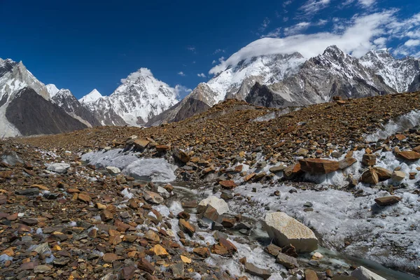 K2 and Broadpeak mountain along the wat to Ali camp, K2 trek, Pa — Stock Photo, Image