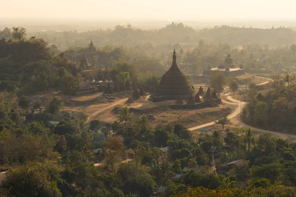 Ratanabon pagoda på kulle på solnedgången, landmark av norr Mrauk U, R — Stockfoto