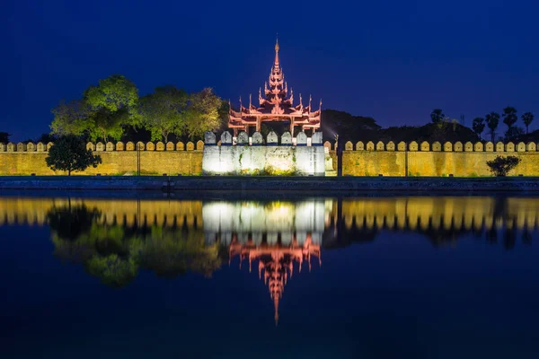 Mandalay palace fence with reflection, landmark of Mandalay city — Stock Photo, Image