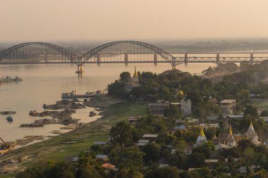 Günbatımı, Sagaing bölgesi, Myanmar Ayeyarwady Nehri'ne üzerinde köprü