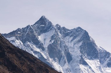 Lhotse dağ tepe bulutlu gün, Dingboche, Everest bölgesinde, N
