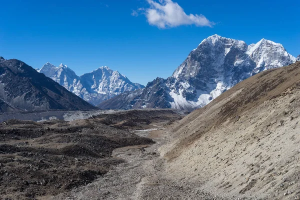 ネパールのエベレスト地域 Lobuche 村にトレッキング トレイル — ストック写真