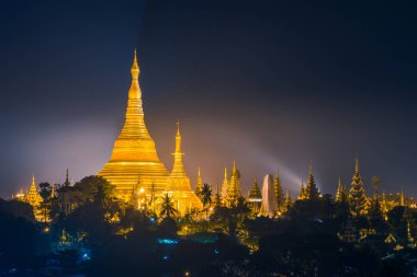 Güzel Shwedagon pagoda gecenin Yangon, Myanmar