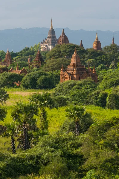 Antika och förstöra pagoder i Bagan, Mandalay, Myanmar — Stockfoto