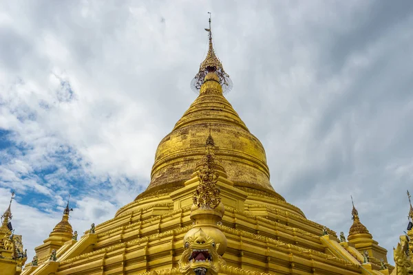 Kuthodaw klášter, historické a mezníkem města Mandalay, můj — Stock fotografie