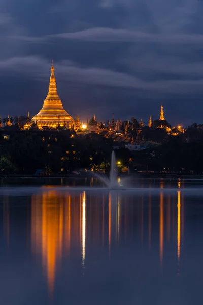 Shwedagon pagode e lago Kandawgyi à noite, Rangum, Mianmar — Fotografia de Stock