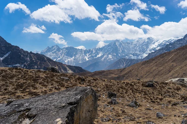 Catena montuosa dell'Himalaya paesaggio dopo croce Renjo la pass, Eva — Foto Stock