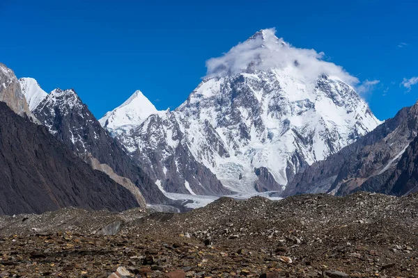 K2 pico de montaña con nube en la parte superior, glaciar Baltoro, Gilgit, Pak — Foto de Stock