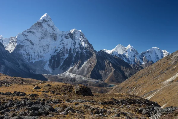 Ama Dablam horský vrchol v ráno, Kongma la pass, Everest r — Stock fotografie