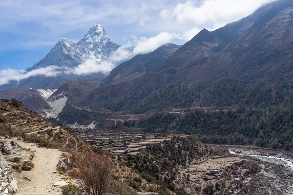 Ama Dablam dağ tepe Pangboche Köyü, Everest regio arkasında — Stok fotoğraf