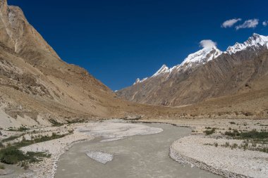 Eğri nehir ve iz o K2 temel kamp, K2 Trek, Pakistan