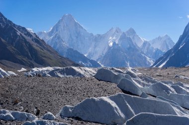 Gasherbrum dağ massif içinde sabah geride Baltoro Buzulu, 