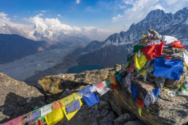 Dua bayrak üstünde tepe-in Gokyo Ri, Himalaya aralığı, Everest bölgesi, 