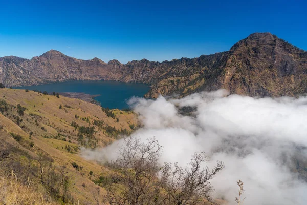 Bellissimo paesaggio di montagna vulcano Rinjani e lago di Anak, L — Foto Stock