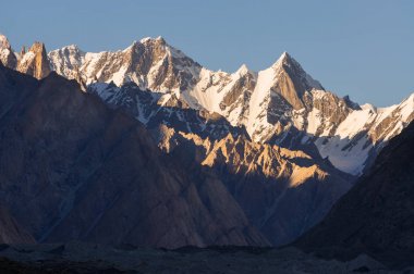 Karakurum kar dağ zirveleri, günbatımı, K2 trek, Pakistan